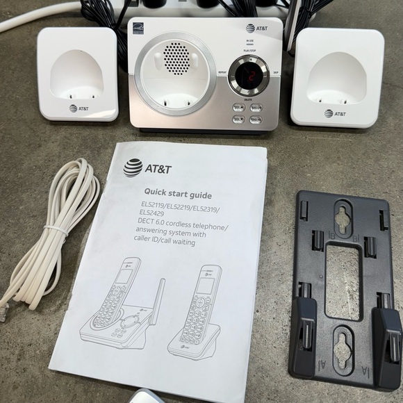 AT&T EL52319 DECT 6.0 Cordless Phone System w/ 3 Handsets Answering Machine - Picture 7 of 9